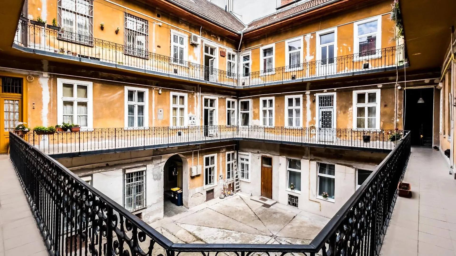 Crimson Crease Apartment Budapest