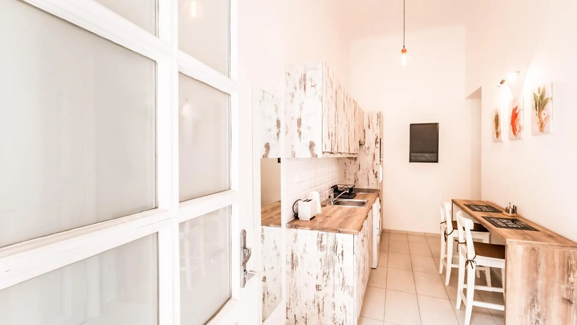 Crimson Crease Apartment Budapeste 0*,